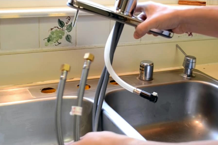 leaky kitchen sink repair        <h3 class=